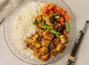 Una foto de 🍚Ginger sésame tofu con arroz y verduras 🍚