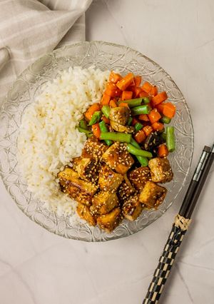 Una foto de 🍚Ginger sésame tofu con arroz y verduras 🍚