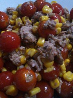 Una foto de Ensalada de Tomates Cherry con Atún y Maíz
