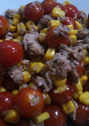 Foto principal de Ensalada de Tomates Cherry con Atún y Maíz