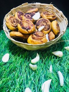 लसुणी बाकरवडी (bakarvadi recipe in marathu रेसिपी चे मुख्य फोटो