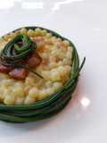 Fregola al sedano rapa con pancetta e agretti in due cotture