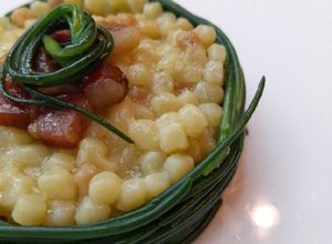 Foto di Fregola al sedano rapa con pancetta e agretti in due cotture
