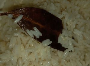 Una foto de Arroz frito..!!🙋‍♀️👌. Con ajo y laurel. 🧄🧄🧄😘😉