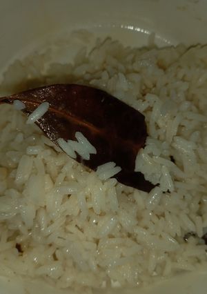 Una foto de Arroz frito..!!🙋♀️👌. Con ajo y laurel. 🧄🧄🧄😘😉