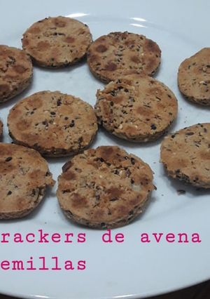 Una foto de Crackers de avena y semillas