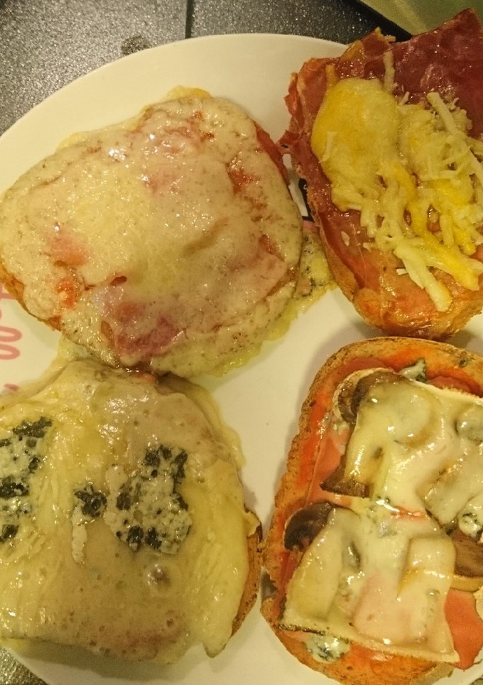Una foto de Tostas variadas