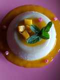 Panna cotta de chocolate blanco con coulis de mango