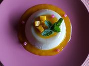 Una foto de panna cotta chocolate blanco