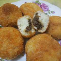 A picture of Roti goreng isi daging cincang.