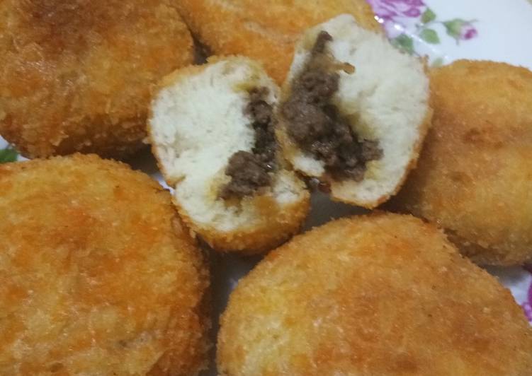 Roti goreng isi daging cincang