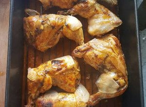 Una foto de Pollo horneado en salsa de chiles y achiote