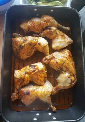 Una foto de Pollo horneado en salsa de chiles y achiote