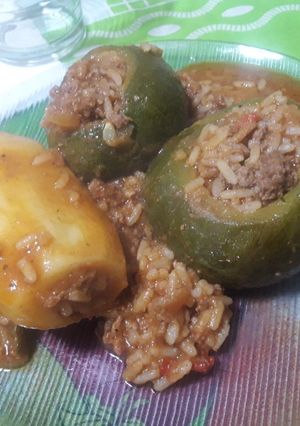 Una foto de 🥒Zapallitos rellenos y papas rellenas🥔😋