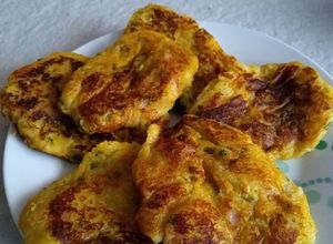 Una foto de Tortilla con purés de plátano y papa