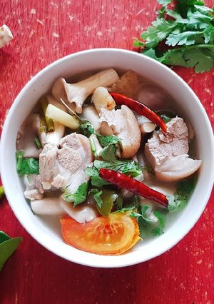 A picture of Tom Yum Pork Leg #EasyThaiFood.