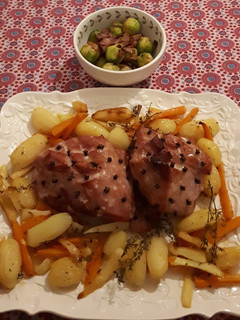Una foto de Jamón glaseado con miel al horno y verduras asadas