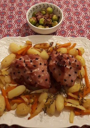 Una foto de Jamón glaseado con miel al horno y verduras asadas