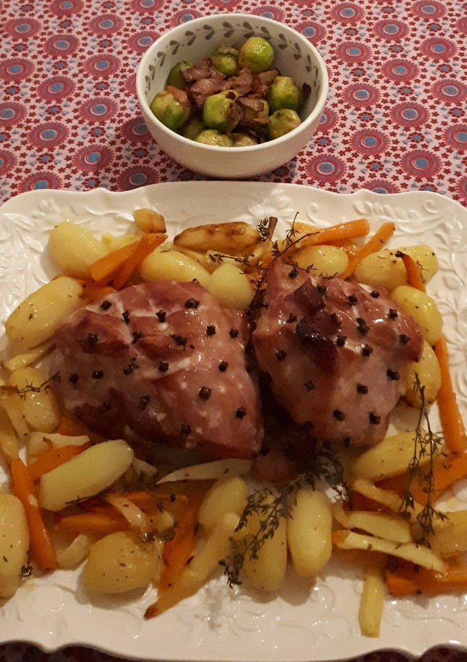 Una foto de Jamón glaseado con miel al horno y verduras asadas