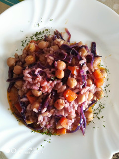 Una foto de Arroz con garbanzos y lombarda😋