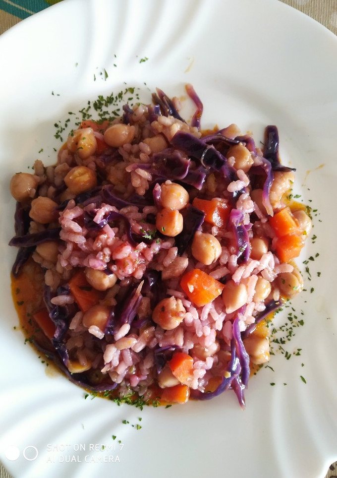 Una foto de Arroz con garbanzos y lombarda😋