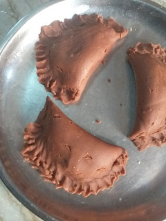 चॉकलेट पारले बिस्कुट गुजिया (Chocolate parle biscuit gujiya recipe in hindi) रेसिपी मुख्य फोटो