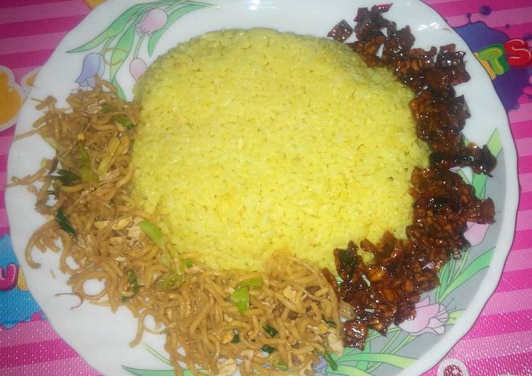 Nasi Kuning Kemiri n Bawang Putih Simpel Dg Magic Com