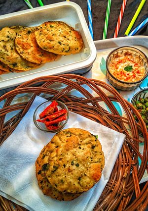 A picture of Bajra-methi ki poori.