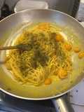 Spaghetti in padella cremosi con ciliegini gialli e aneto