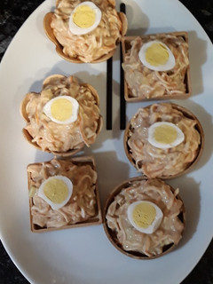 Una foto de Tartaletas de surimi con aguacate y champiñones