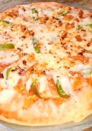 A picture of Chicken BBQ Pizza🍕🍕🍕.
