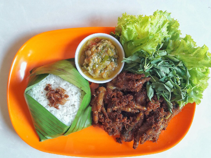 Bagaimana Membuat Ayam goreng kelapa / serundeng, Enak Banget