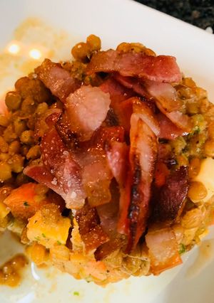 Una foto de Torres de lentejas al aroma de hierbas con crujiente de bacon🥓