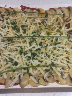 Una foto de Carpaccio de piquillos con macerado de champiñón