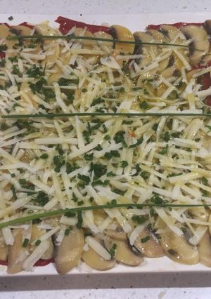 Una foto de Carpaccio de piquillos con macerado de champiñón