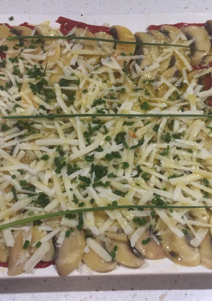 Una foto de Carpaccio de piquillos con macerado de champiñón
