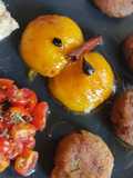 Mini burgers veganas de alubias con duraznos marinados (🌱)