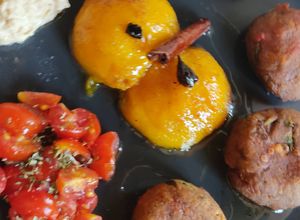 Una foto de Mini burgers veganas de alubias con duraznos marinados (🌱)