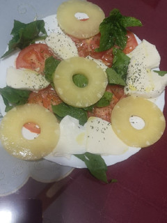 Una foto de Ensalada de queso mozzarella y piña
