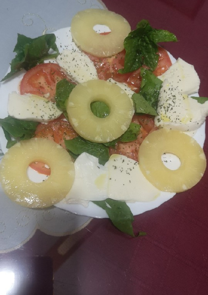 Una foto de Ensalada de queso mozzarella y piña