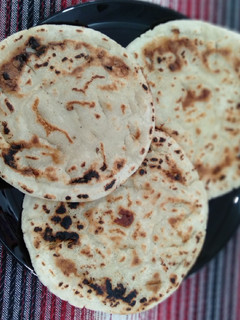 મકાઈ ના રોટલા (Makai Rotla Recipe In Gujarati) રેસીપી મુખ્ય ફોટો