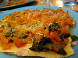 Trucha al horno con sofrito de tomate, cebolla y espinaca