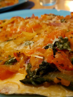 Una foto de Trucha al horno con sofrito de tomate, cebolla y espinaca