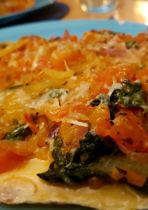 Una foto de Trucha al horno con sofrito de tomate, cebolla y espinaca