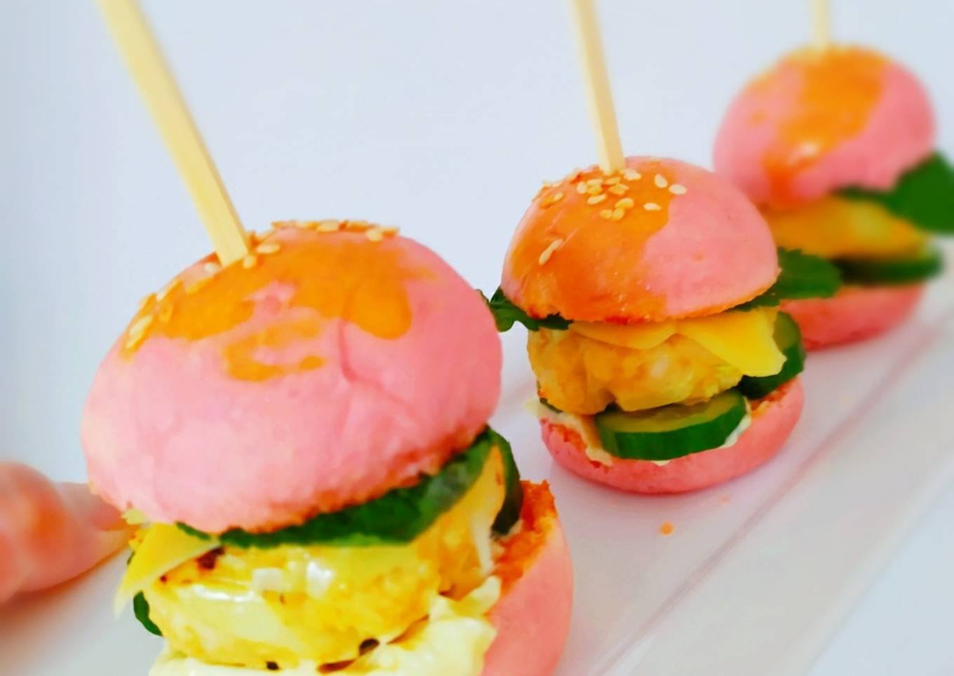 Mini burger chicken beetroot buns