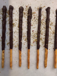 صورة لوصفة وصفة حلا سهل جدًّا : أعواد البسكويت المغطّاة بالشوكولاتة 🍫