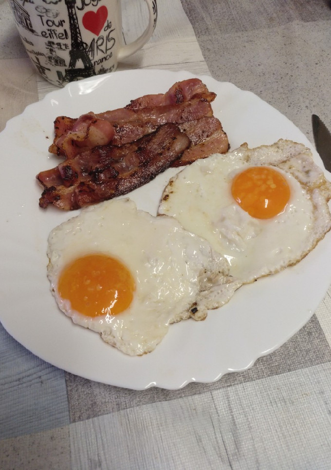 Una foto de Huevos con bacon, desayuno de domingo 🍳🥓🥓