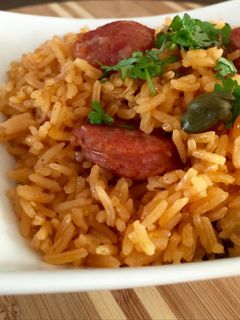 Una foto de Arroz Guisado con Chorizos Parrilleros Argentinos