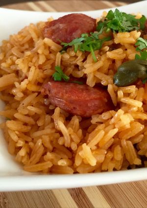 Una foto de Arroz Guisado con Chorizos Parrilleros Argentinos