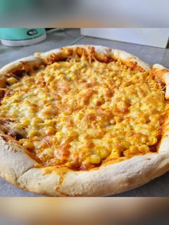 Gluténmentes pizza - sajtos szélű pizza recept fotója
